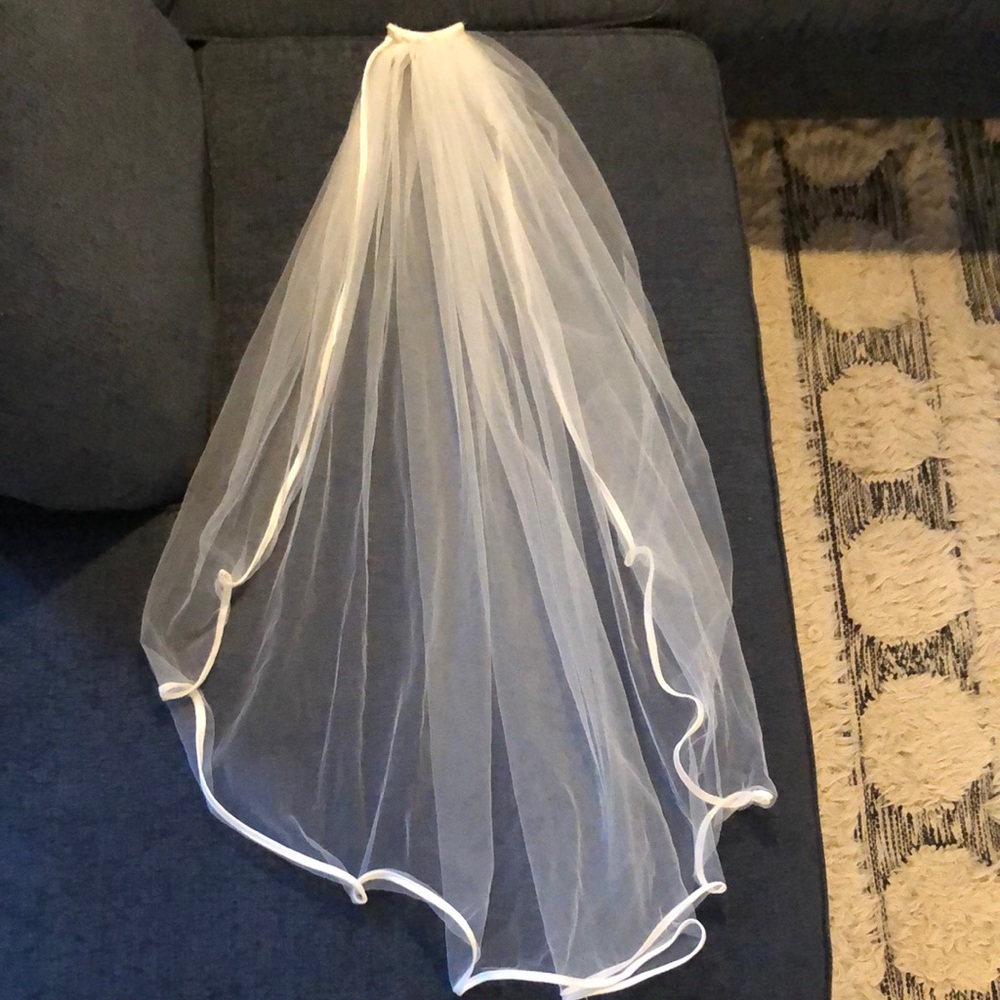Finger tip length wedding veil- lace trim